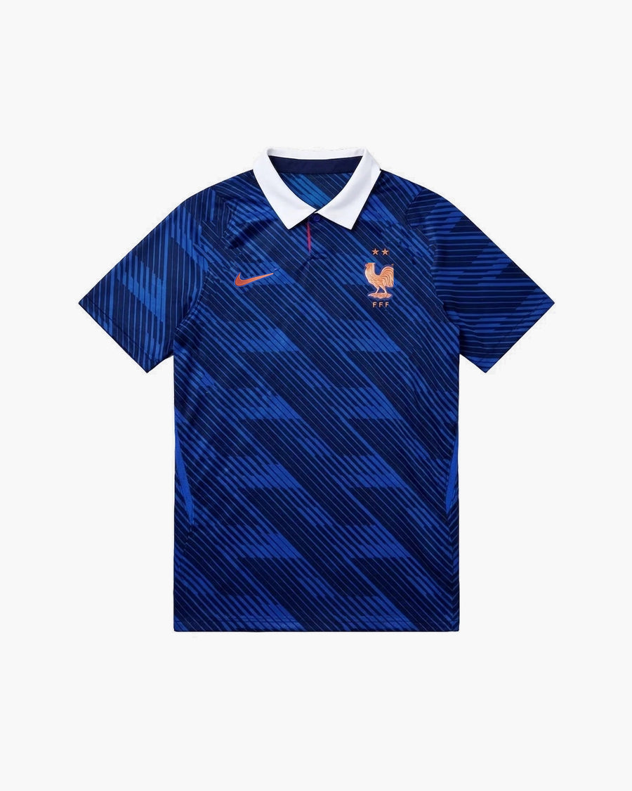Camiseta Francia 2026 primera equipación, chevrones azules y escudo FFF, vista frontal — CRID